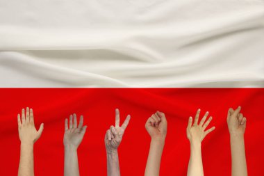 yumuşak kıvrımlar ile renkli bir ipek devlet bayrağı arka plan karşı insanların çok kaldırdı eller, insanlar birlik kavramı