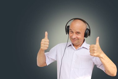 yüzünde duyguları ile siyah kulaklık yaşlı adam jestleri, izole, fotoğraf, kavram, yakın çekim, kopyalama alanı