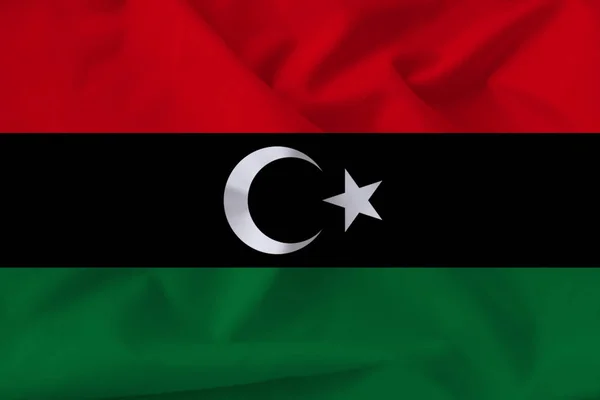 Piękne zdjęcie flagi narodowej Libii na delikatnym błyszczącym jedwabiu z miękkimi draperiami, koncepcja władzy państwowej, życie na wsi, poziome, zbliżenie, przestrzeń kopii — Zdjęcie stockowe