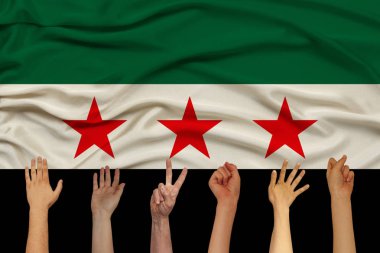 birçok el hassas parlak ipek, ülke nüfusunun kavramı, birlik, yatay, yakın çekim, kopyalama alanı üzerinde Suriye muhalefetinin ulusal bayrağının arka planında kaldırdı
