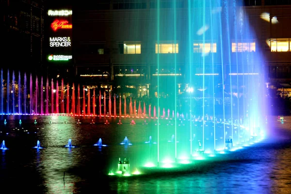 KUALA LUMPUR, MALASIA, ENERO 2017: una colorida fuente de canto en el parque central de la ciudad en el centro comercial Suria KLCC —  Fotos de Stock