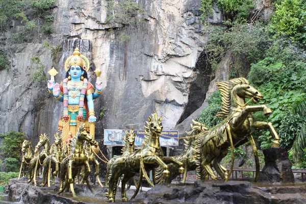 KUALA LUMPUR, MALASIA, ENERO 2017: Cuevas de Batu es un templo hindú en funcionamiento con enormes estatuas . — Foto de Stock