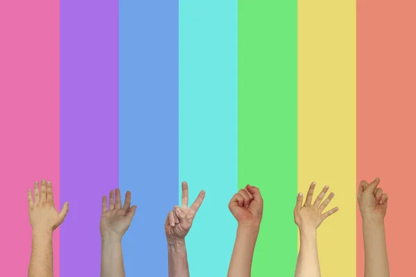 Многие подняли руки людей на фоне цветного фона, концепции единства людей — стоковое фото