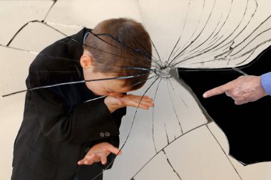 kırık bir ayna kırıkları yansıması, ağlayan bir çocuk, bir ortaokul çocuğu, köşede duruyor, duvara bakan, bir yetişkin el bir parmak ile gösterilir
