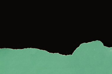 siyah bir arka plan üzerinde renkli kağıt yeşil yırtık kenarı, kopyalama alanı, yakın çekim, tasarımcı için boş