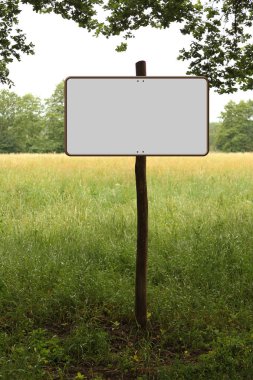 Boş izole beyaz büyük kırpma doğa işareti, ahşap sonrası parkta yol işareti