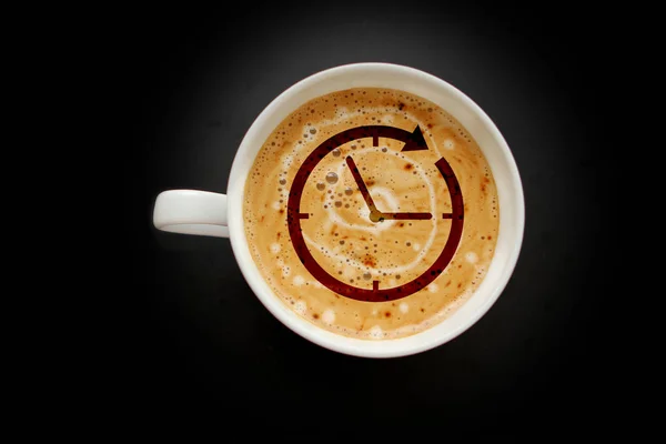 Weiße breite Tasse Kaffee, Cappuccino mit Uhrenmuster auf schwarzem Hintergrund mit Vignette, Draufsicht, platzsparend, Nahaufnahme, Zeitkonzept — Stockfoto