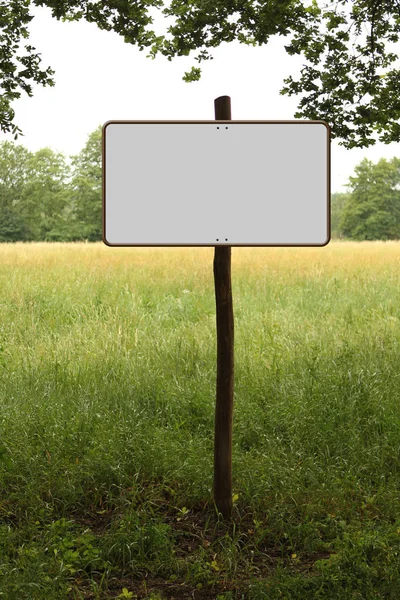 Branco isolado branco grande clipping sinal de natureza, sinal de estrada no parque no poste de madeira — Fotografia de Stock