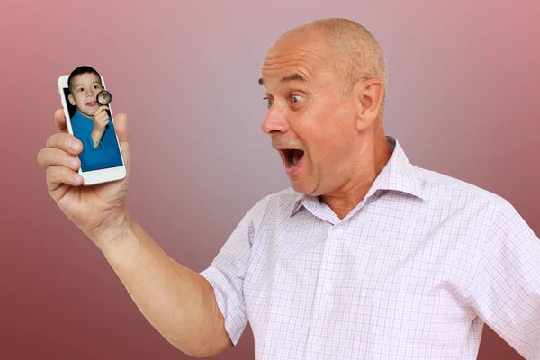 Lustiger Mann im hellen Hemd mit albernem Blick, der den Mund zu seinem Smartphone öffnet, Technologiekonzept, waagerecht, Nahaufnahme, Kopierraum — Stockfoto