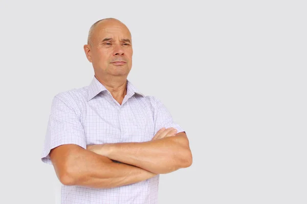 Positive man in a light shirt stands with his arms crossed on his chest, horizontal, close-up, copy space — Stock Photo, Image