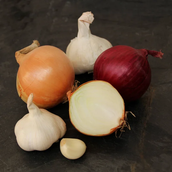 Rote und braune Zwiebeln, Knoblauch, Zitronen, Gemüse Konzept für die Gesundheit gegen Erkältungen, horizontal, Nahaufnahme, Kopierraum — Stockfoto