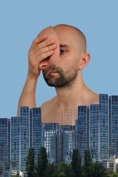 молодой человек держит в руке часть своего лица, городские небоскребы, концепцию технологии абсурда, сюрреализма, психологических отклонений, крупного плана, копировального пространства
