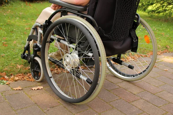 Человек в инвалидной коляске на открытом воздухе, крупным планом — стоковое фото