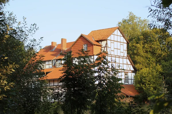 Stary średniowieczny Europejski Dom z muru pruskiego, pośród zielonych drzew — Zdjęcie stockowe
