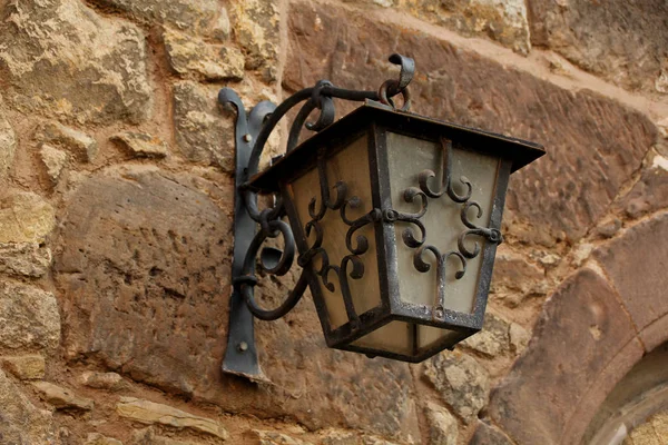 Régi középkori kovácsolt lámpa, közeli, másolási hely — Stock Fotó