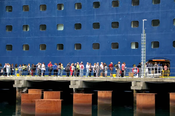Hillesult, NORUEGA - Julho 2019: os passageiros caminham ao longo da rampa a bordo do cruzeiro multi-nível azul da empresa espanhola PULLMANTUR CRUISES — Fotografia de Stock