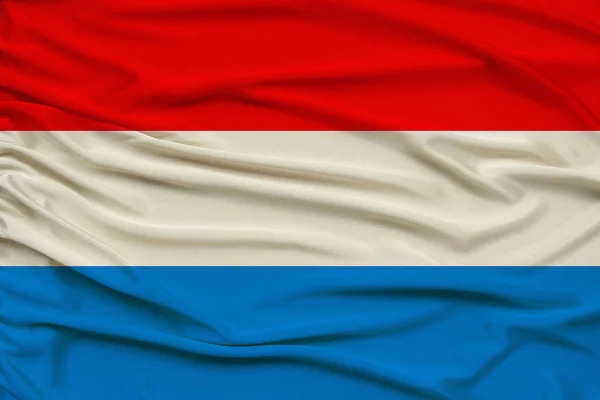 Bella foto della bandiera nazionale lussemburghese su seta lucida delicata con drappeggi morbidi, il concetto di potere statale, vita di campagna, orizzontale, primo piano, spazio copia — Foto Stock