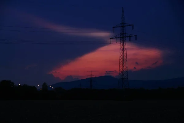 Piękny krajobraz nocny z linii energetycznych, zachód słońca — Zdjęcie stockowe