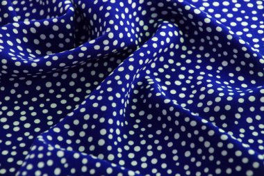güzel iğne veya dekor, polka nokta ve nokta doku, yakın çekim, kopyalama alanı için yumuşak kıvrımlar parlak mavi kumaş ile dökümlü