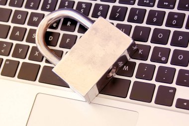 Modern bir dizüstü bilgisayarda büyük gümüş metal kilit, bilgiyi, şifreleri ve çocuk kilitlerini koruma kavramı, yakın plan, kopyalama alanı