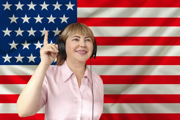 Жінка в навушниках на тлі державного прапора Америки на ніжний блискучий шовк, концепція безкоштовної трансляції, музика, Новини, подкаст, горизонтальні, Крупний план, копіювати простір — стокове фото