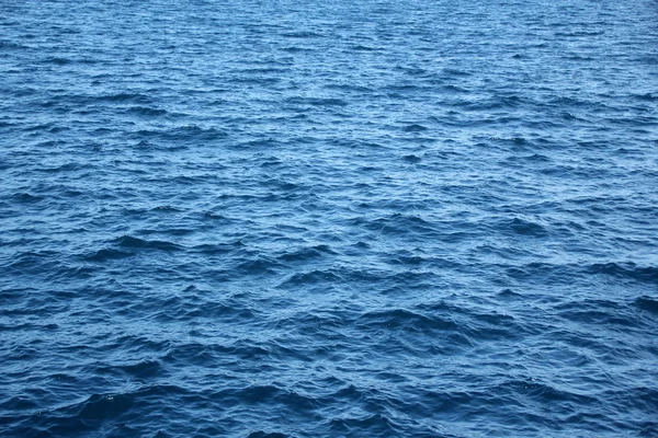 Blauwe zee, oceaan golven, water met schuim en bubbels, textuur, water natuurlijke hulpbronnen concept, close-up, kopieer ruimte — Stockfoto