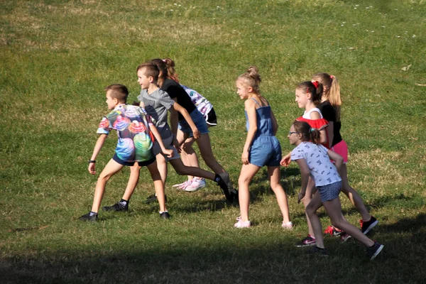 Szechin, Polen-juli 2019: tieners spelen buiten spelen op een groen gazon — Stockfoto