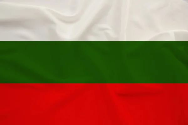 Bandera nacional de Bulgaria sobre seda delicada con pliegues de viento, concepto de viaje, inmigración, política —  Fotos de Stock