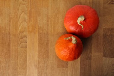 ahşap bir arka plan üzerinde iki güzel turuncu kabak, cadılar bayramı tatil konsepti, yakın çekim, kopyalama alanı