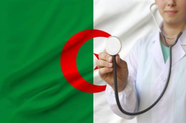 bir doktor kız kısmi fotoğraf, Birleşik Krallık renkli ulusal bayrağının arka planına karşı üniformalı bir hemşire, tıbbi bakım ve sigorta kavramı