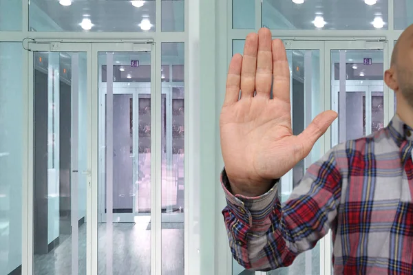 Male hand with a gesture of protest, oaths, the concept of denial and prohibition and prohibition, close-up, copy space — Stock Photo, Image