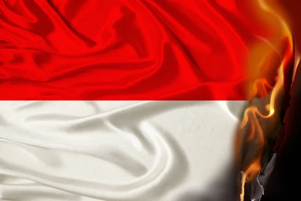 Oranje vlammen en as op een gekleurde brandende nationale vlag van de staat, concept van gevaar, revolutie, oorlog, coup, vernietiging, branden in het land, close-up — Stockfoto