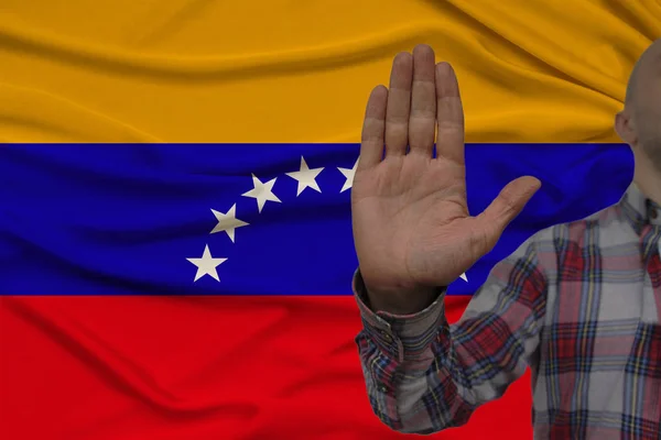 Αρσενικό χέρι με μια χειρονομία διαμαρτυρίας, όρκους με φόντο μια σημαία του μεταξιού, η έννοια της άρνησης και της απαγόρευσης και της απαγόρευσης, κοντινό, αντίγραφο χώρου — Φωτογραφία Αρχείου