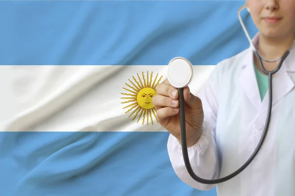 Fotografía parcial de una niña doctora, una enfermera con un estetoscopio en uniforme sobre el fondo de la bandera nacional de color del Reino Unido, un concepto de atención médica y seguro en el — Foto de Stock