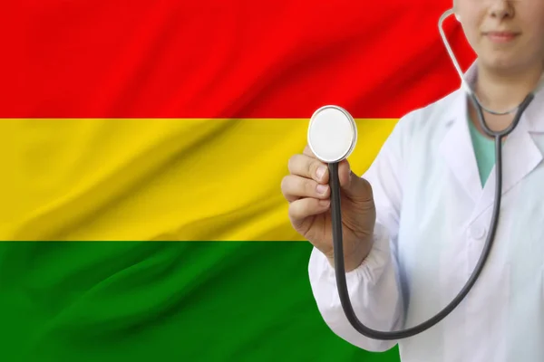 Fotografía parcial de una niña doctora, una enfermera con un estetoscopio en uniforme sobre el fondo de la bandera nacional de color del Reino Unido, un concepto de atención médica y seguro en el — Foto de Stock
