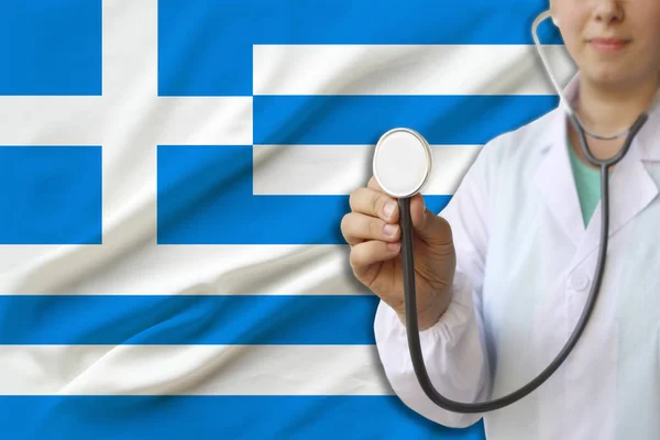 Partial photograph of a doctor���s girl, a nurse with a stethoscope in uniform against the background of the colored national flag of the United Kingdom, a concept of medical care and insurance in the — Stock Photo, Image