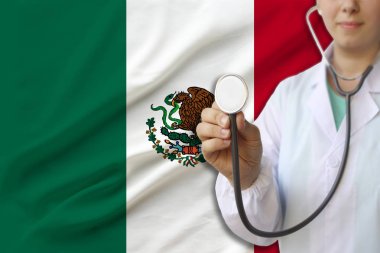 bir doktor kız kısmi fotoğraf, Birleşik Krallık renkli ulusal bayrağının arka planına karşı üniformalı bir hemşire, tıbbi bakım ve sigorta kavramı