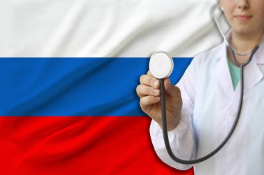 Bir doktor kız kısmi fotoğraf, Rusya Federasyonu ulusal bayrağının arka planına karşı üniformalı bir hemşire, sayıcı tıbbi bakım ve sigorta kavramı