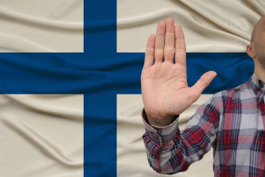 protesto bir jest ile erkek el, bir ipek ulusal bayrak fonunda yeminler, inkar ve yasaklama ve yasaklama kavramı, yakın çekim, kopyalama alanı