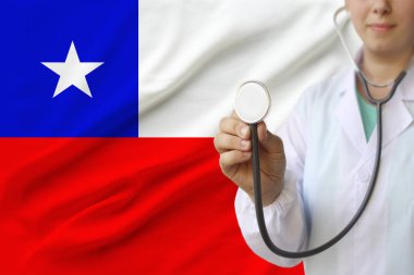 bir doktor kız kısmi fotoğraf, Birleşik Krallık renkli ulusal bayrağının arka planına karşı üniformalı bir hemşire, tıbbi bakım ve sigorta kavramı