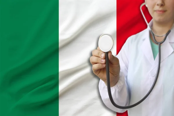 Fotografía parcial de una niña doctora, una enfermera con un estetoscopio en uniforme sobre el fondo de la bandera nacional de color del Reino Unido, un concepto de atención médica y seguro en el — Foto de Stock