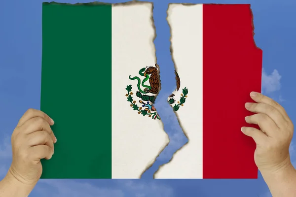 Mujer sostiene en ambas manos contra un cielo azul desgarrado en dos cartón con bordes chamuscados que representan la bandera nacional de México, el concepto de una crisis de Estado, la renuncia a la ciudadanía, la destrucción — Foto de Stock