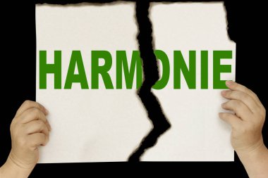 kadın elleri siyah bir arka plan üzerinde tutmaktadır karton bir levha Fransızca, kavram kelime Harmony ile ikiye yırtılmış