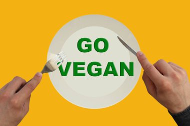 boş beyaz bir plaka yanında çatal, kopya alanı