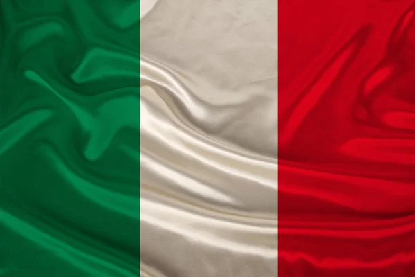 Foto van de nationale vlag van Italië op een luxueuze textuur van satijn, zijde met golven, plooien en hoogtepunten, close-up, kopieer ruimte, concept van reizen, economie en staatsbeleid, illustratie — Stockfoto