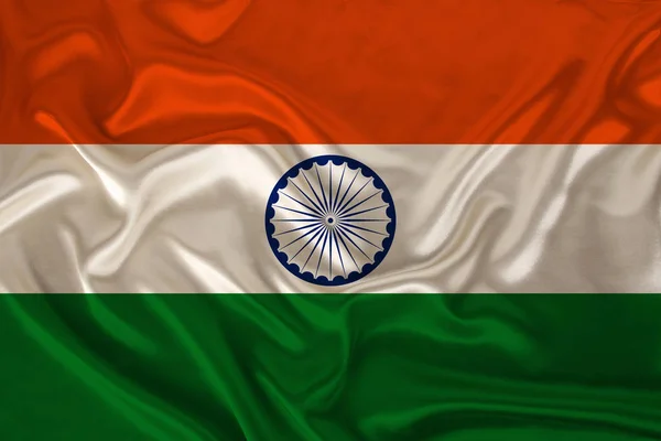 Photo du drapeau national de l'Inde sur une texture luxueuse de satin, soie avec vagues, plis et faits saillants, gros plan, espace de copie, concept de voyage, économie et politique de l'État, illustration — Photo