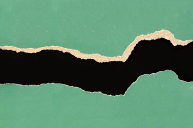 siyah bir arka plan üzerinde renkli kağıt yeşil yırtık kenarı, kopyalama alanı, yakın çekim, tasarımcı için boş