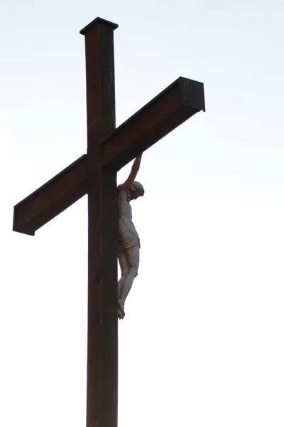 Crucifixo cristão em uma cruz alta de madeira, espaço de cópia — Fotografia de Stock