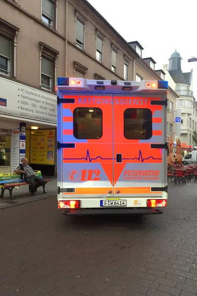 Frankfurt am Main, ALEMANHA, ABRIL 2019: 112 ambulância de emergência com luzes intermitentes nas ruas de Frankfurt — Fotografia de Stock