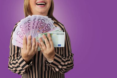 kadın elinde Avrupa Birliği para birimi, 100 ve 500 euro, miras, maaş, hediye, kazanmak, kopya alanı sembolü kağıt para notları bir fan tutar